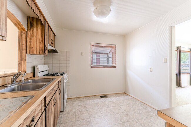Building Photo - 17106 Lorenz Ave