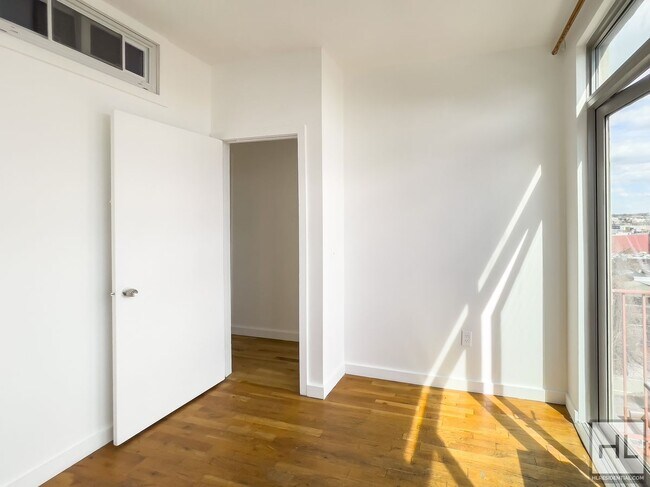 Foto del edificio - NOLL STREET / Bushwick 2-Bed 1-Bath
