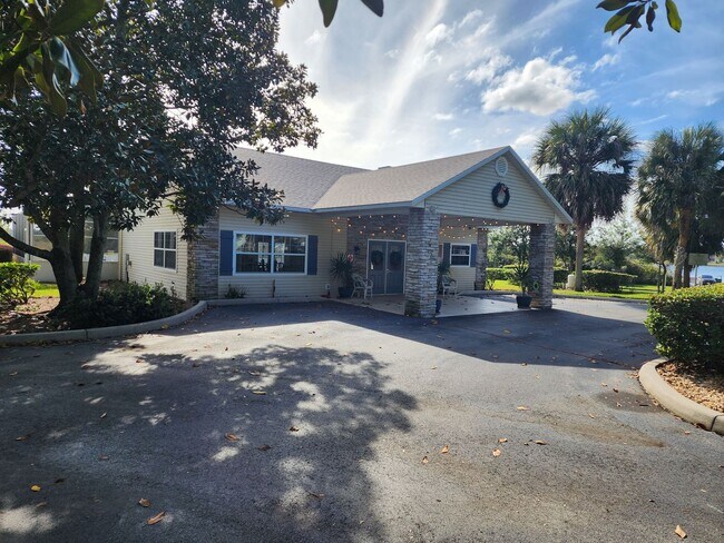 Foto del edificio - Tavares Lake Saunders Pointe