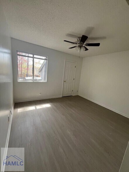 Building Photo - 910 Brett Dr