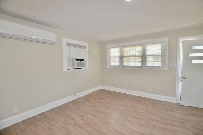 Building Photo - 4323 Roberta Rd