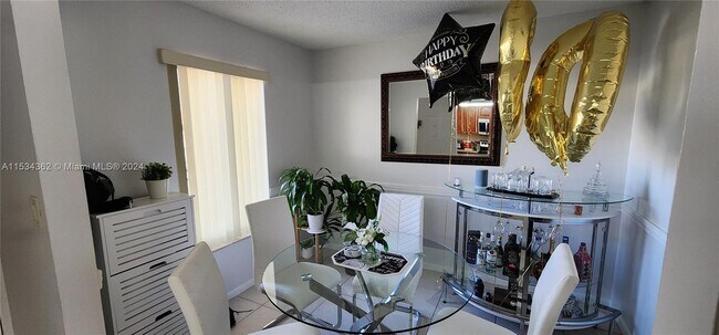 Foto del edificio - 9915 W Okeechobee Rd