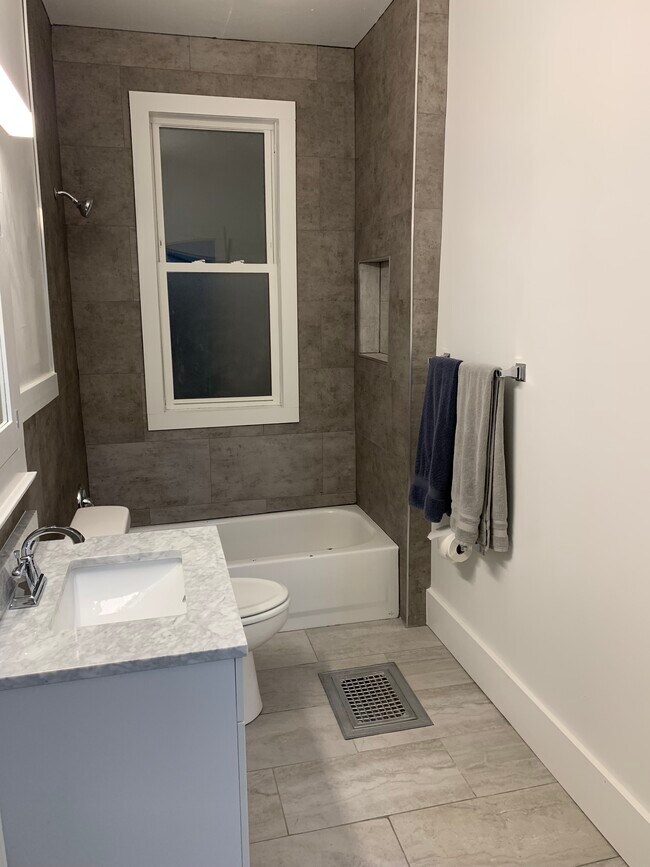 Foto del edificio - 2228 W Greenfield Ave