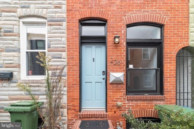 Building Photo - 229 S Madeira St