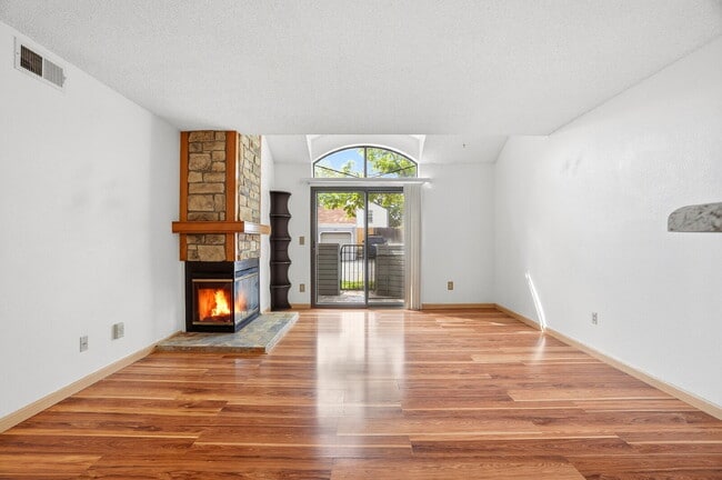 Building Photo - $1,695.95 - 2 Bed, 2 Bath Condo in Aurora with Central AC, and In Unit Laundry!