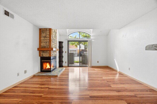 Building Photo - $1,795.95 - 2 Bed, 2 Bath Condo in Aurora with Central AC, and In Unit Laundry!
