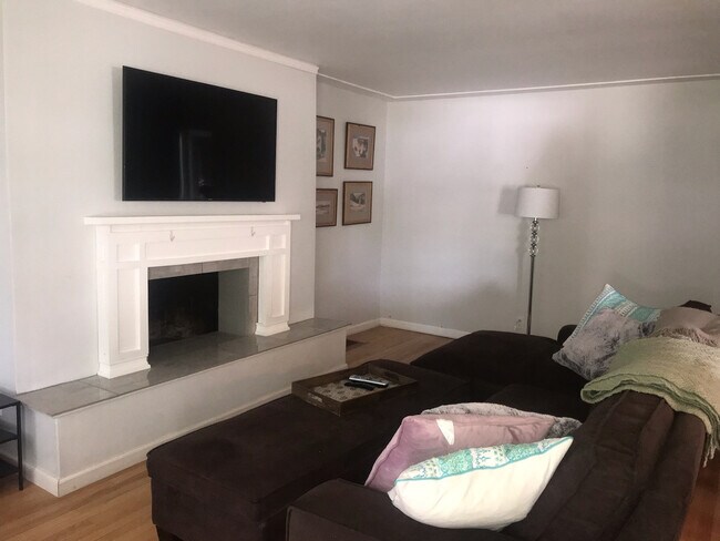 Foto del edificio - Gorgeous 3 bedroom, 2 bath home in great n...