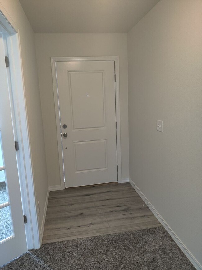 Foto del edificio - New Home in Enclaves - Close to Barnes Rd!