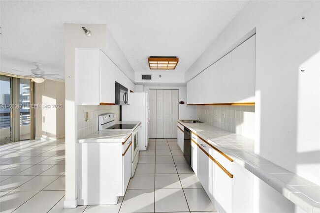 Foto del edificio - 3530 Mystic Pointe Dr