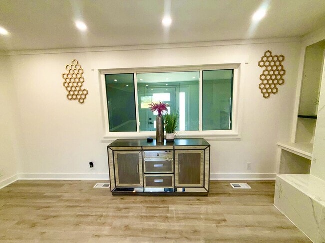 Building Photo - 303 S Promenade Blvd