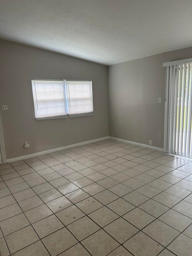 Building Photo - 422 Essex Dr