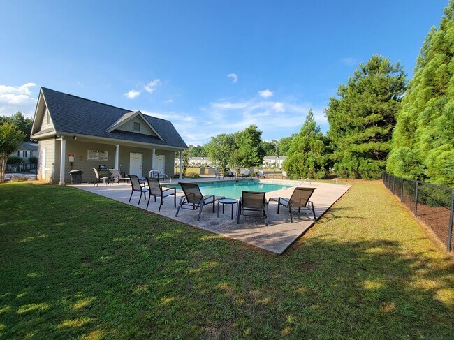 Foto del edificio - 114 Lakeview Estates Dr