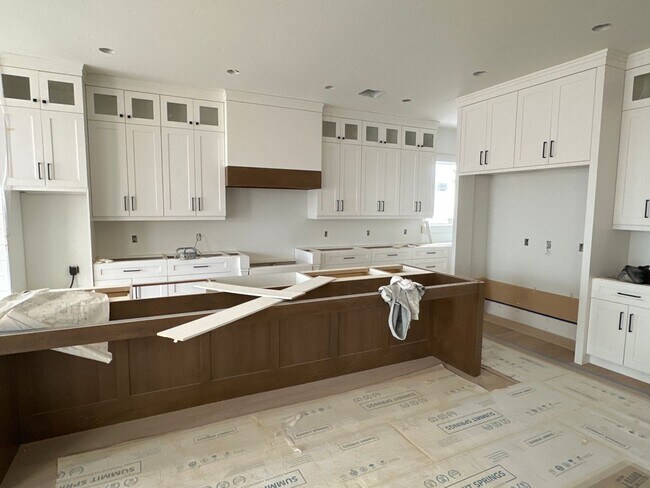 Foto del edificio - 6 bed / 4 bath / 3 car garage custom home ...