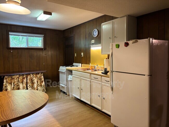 Building Photo - 905 Hardimont Rd