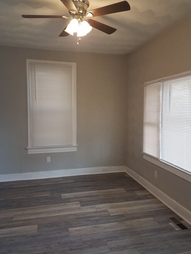 Foto del edificio - Spacious 4 bedroom 2 bath renovated single...