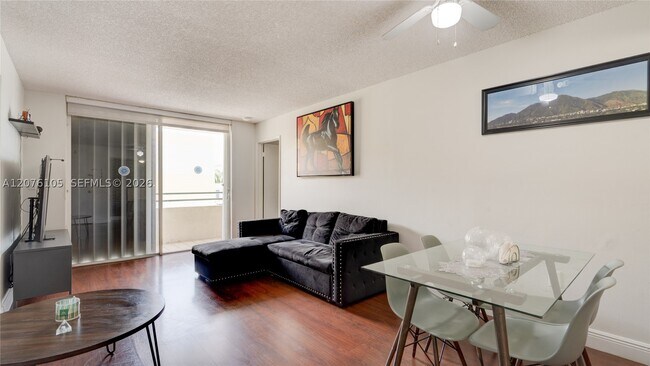 Foto del edificio - 8320 NW 8th St