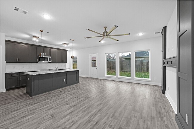 Foto del edificio - 4677 Bellfort Ave