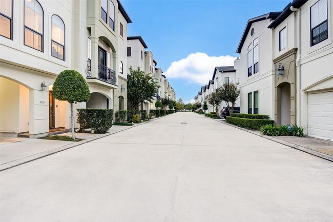 Building Photo - 3105 Fairdale Oaks E