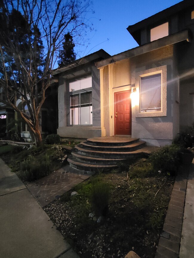 Puerta principal - 7192 Sappada Pl