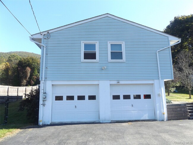 Building Photo - 32 Willow Rd