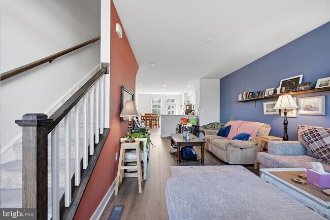 Foto del edificio - 2027 Track Cir