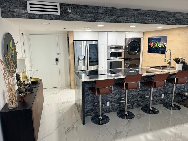 Foto del edificio - 7601 E Treasure Dr