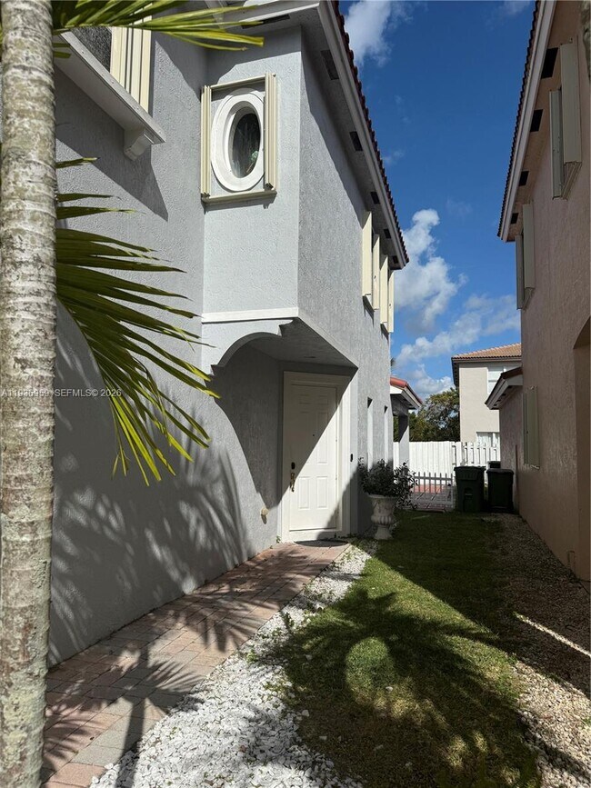 Building Photo - 3951 NE 13th Dr