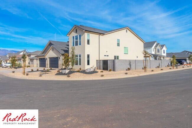 Foto del edificio - 7 Bedroom Home with 5 Car Garage