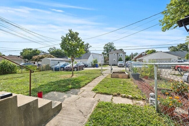 Building Photo - 925 Thomas Rd