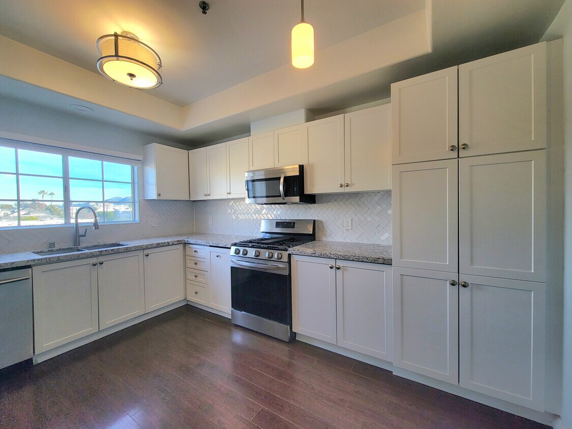 Primary Photo - 10925 Blix St