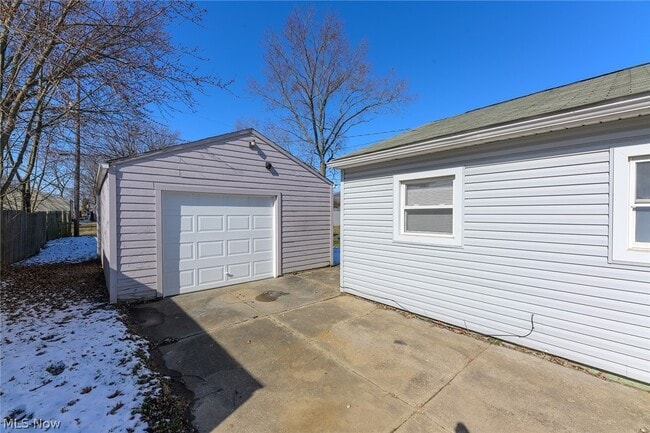 Building Photo - 2225 Martha Ave NE