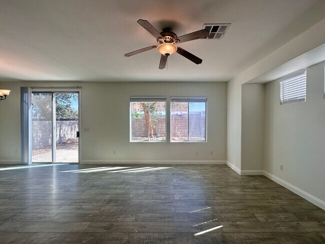 Foto del edificio - 4 BED 3 BATH HOME W/BONUS ROOM IN GATED COMMUNITY