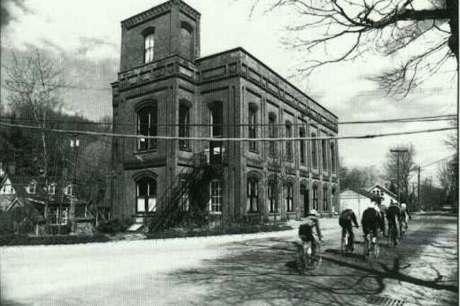 Foto del edificio - 300 Ferdon Ave