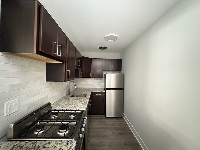 Building Photo - 456 W Barry Ave