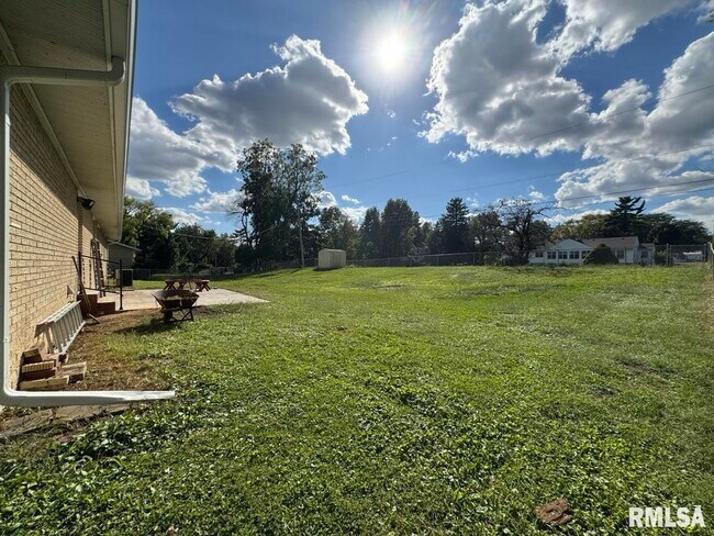 Foto del edificio - 3816 Ridgewood Dr