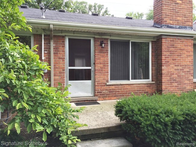 Building Photo - 525 E 14 Mile Rd