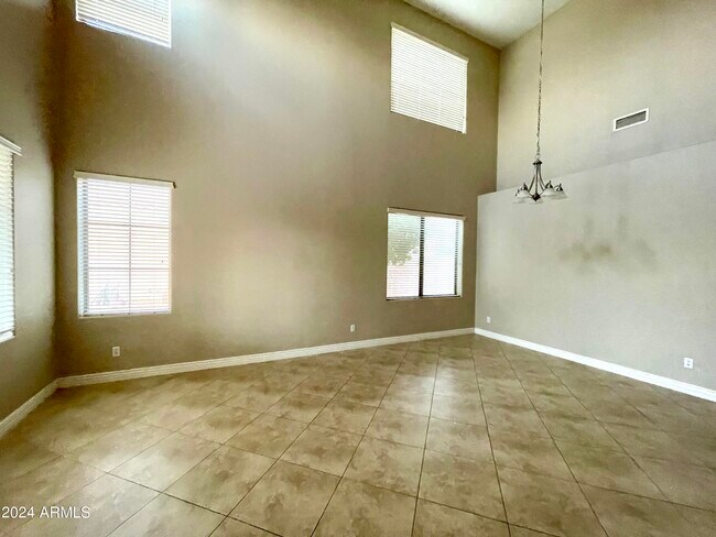 Foto del edificio - 2181 E Iris Dr