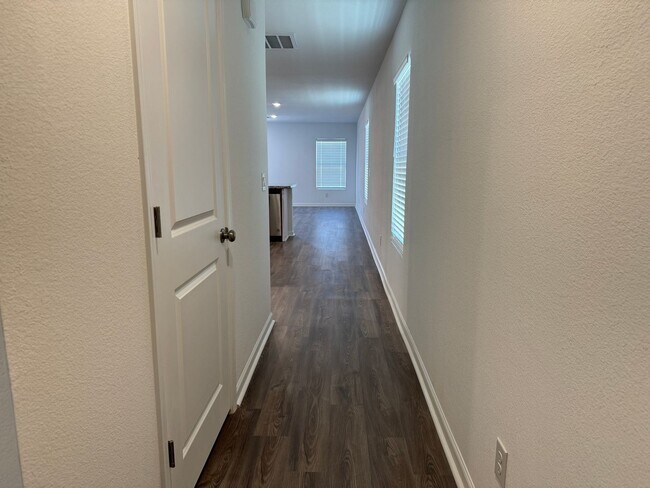 Building Photo - Newer 3 BR 2Ba Newer Neighborhood! near Ro...