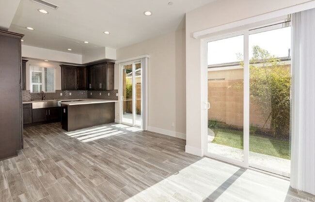 ENTRADA DE LA COCINA AL PATIO - 14412 Yukon Ave