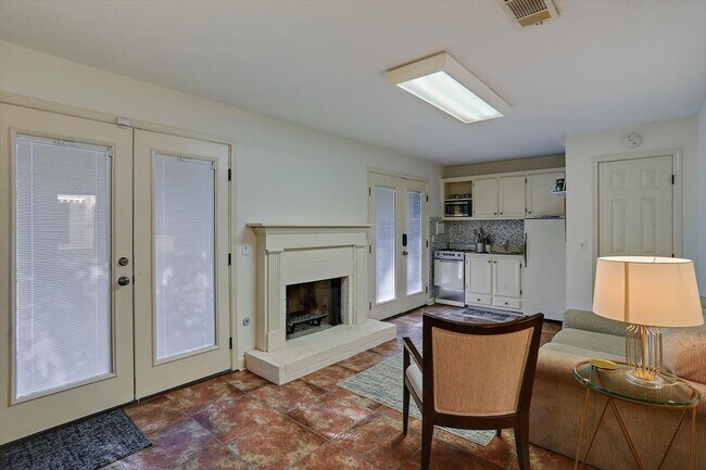 Foto del edificio - 1332 Roxbury Ct