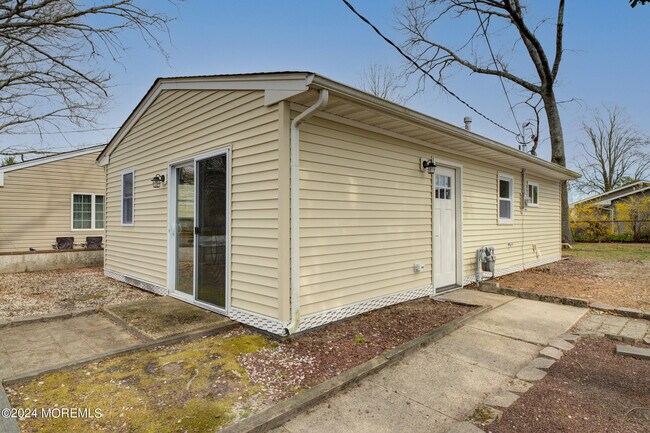 Foto del edificio - 741 Birch Rd