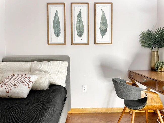 Building Photo - Furnished room/NOT APARTMENT