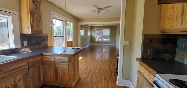 Building Photo - Charming 2 bed/1 bath home