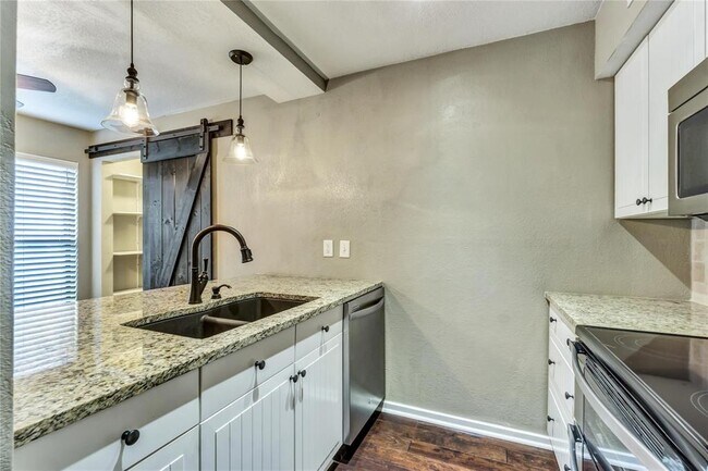 Foto del edificio - 5916 Birchbrook Dr