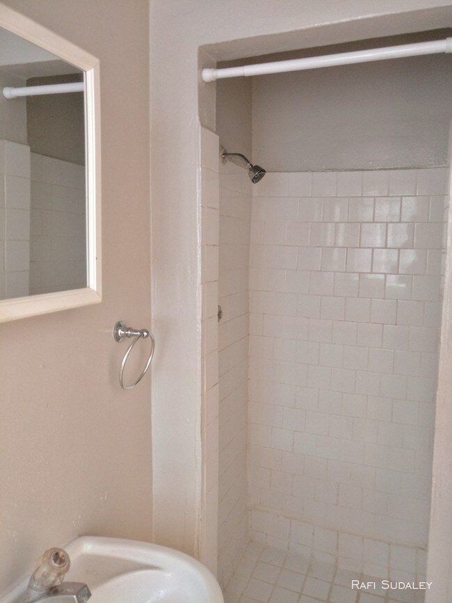 Building Photo - 1823 1/4 Echo Park Ave