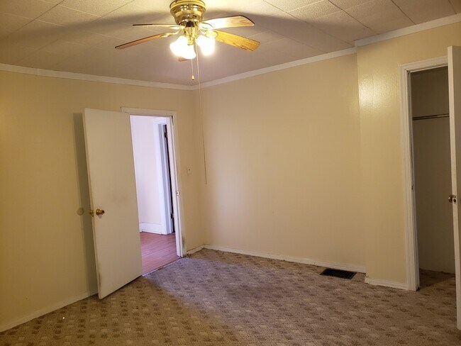 Building Photo - 69 S Irvine Ave