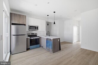 Building Photo - 613 Brooklyn St