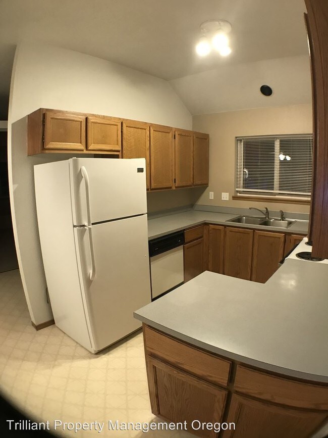 Building Photo - 5245-5247 Springcrest Dr S