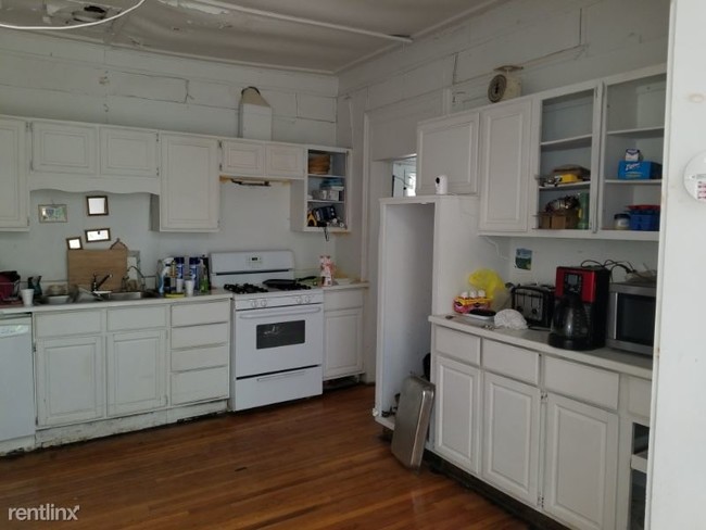 Building Photo - 6 br, 2.5 bath House - 16 Center Street