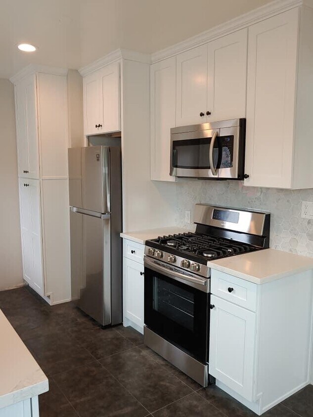Kitchen - 1144 N Kenwood St